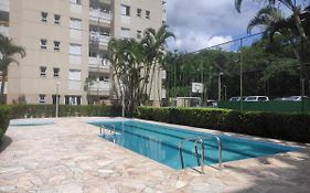 Apto 2 dormitórios à 400 m da Praia de Riviera de São Lourenço - com serviço de praia